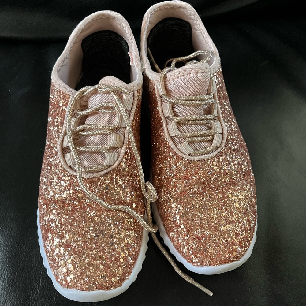 VGUC sz 6.5 women's sneakers